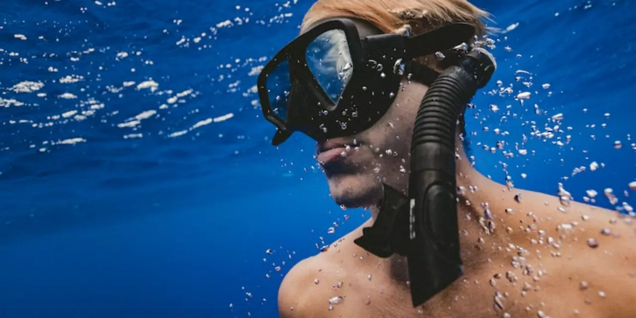 Why are swimming goggles tinted?